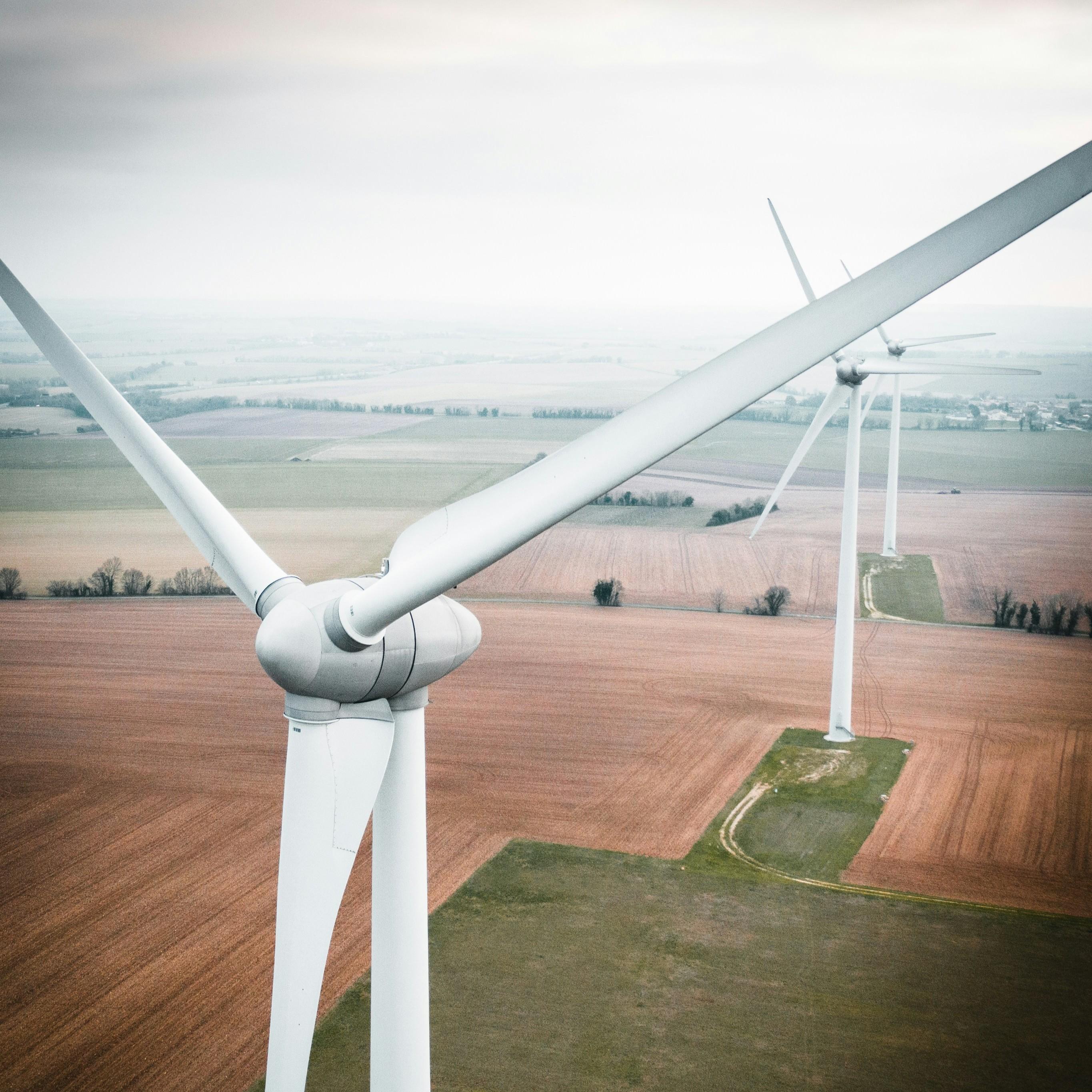 Inspección técnica con drones sobre infraestructura industrial
